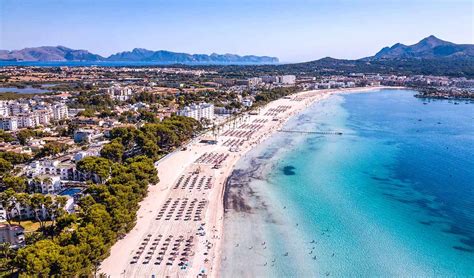 Panorama van de baai van Alcúdia met een lang zandstrand en turkoois water