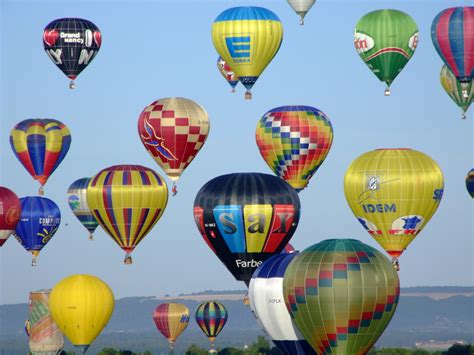 Illustratie van een luchtballon die opstijgt boven Eindhoven met de stad op de achtergrond.
