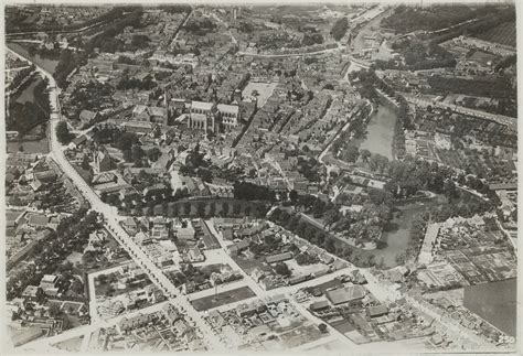 Panoramafoto van Eindhoven vanuit de lucht, met herkenbare gebouwen en groen.