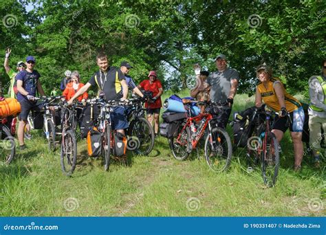 Groep fietsers op een route langs een Nederlands kanaal