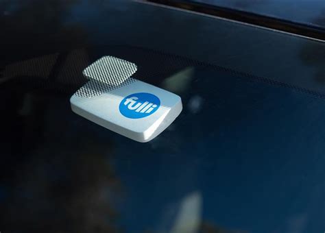 Illustratie van een tolbadge die aan een voorruit wordt bevestigd