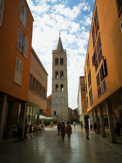 foto van Zadar met de zee en historische gebouwen