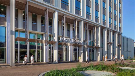 Artistieke impressie van het nieuwe hoofdgebouw met houten accenten en uitzicht op het Victoriameer