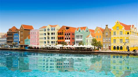 Kleurrijke gebouwen van Willemstad, Curaçao, met de pontjesbrug op de achtergrond