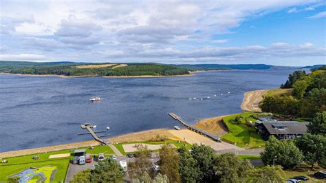 Donkere nachthemel vol sterren boven Kielder Waterside