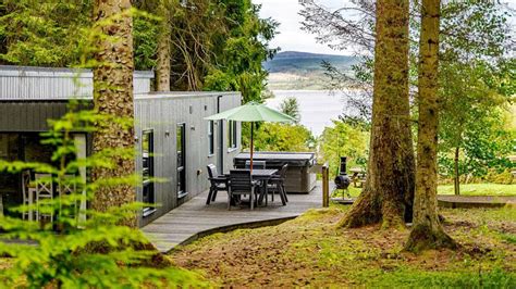 Interieur van een Landal Kielder Waterside lodge met hot tub en terras