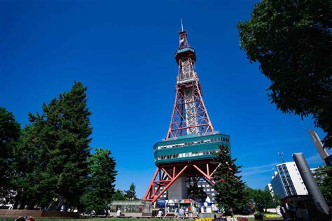 De iconische Sapporo TV Tower die uitkijkt over Odori Park.