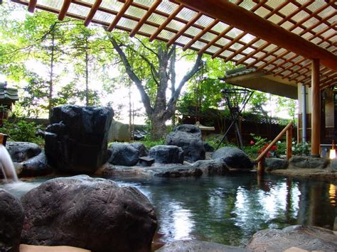 Een traditionele onsen, omringd door natuur.