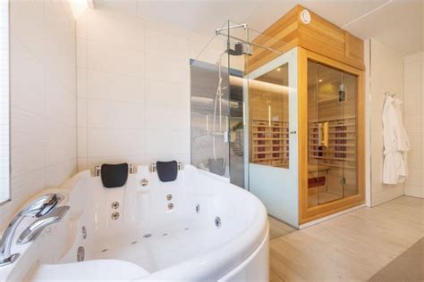 Interieurfoto van een luxe bungalow met sauna en bubbelbad