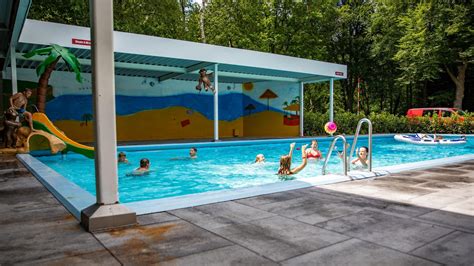 Zomerse sfeer bij het buitenzwembad De Kriekeput met spelende kinderen