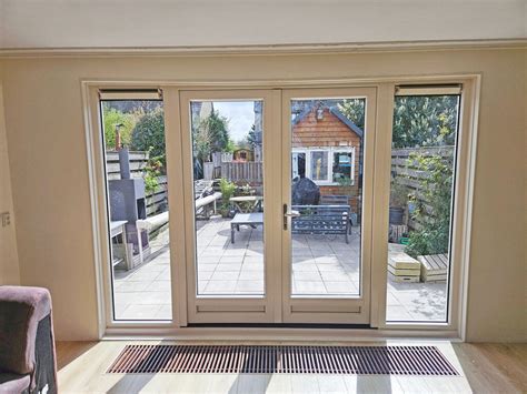 Lichtovergoten woonkamer met openslaande deuren naar de tuin