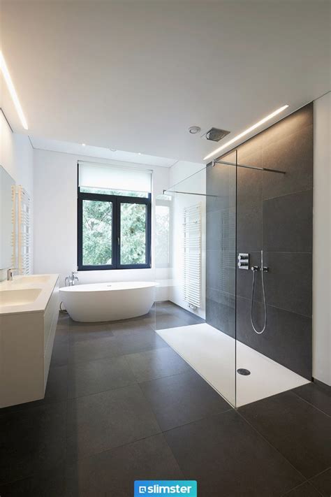 Moderne badkamer met inloopdouche en verlichte spiegel