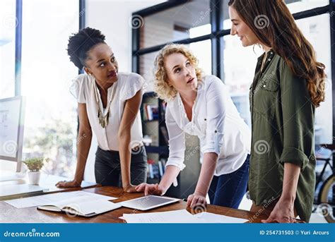 Team van ACSI medewerkers die samenwerken op kantoor