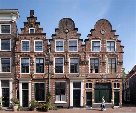 Architectuur van het Boutique Hotel Corona, met de historische gevels aan het Buitenhof.
